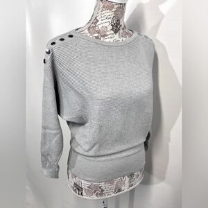 🛍️CARMEN MARC VALVO Light gray bat wing sweater size S.